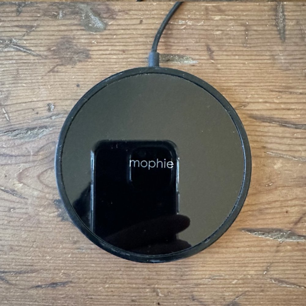 Mophie Qi Wireless Charger with Adapter, Black Gloss - Picture 1 of 3